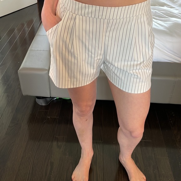 BCBG short size 0 - Picture 7 of 7